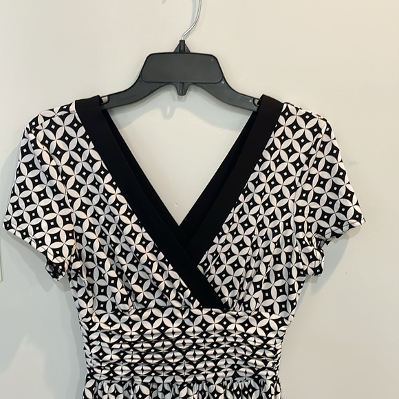 ⭐️ Z Studio Black & White Geometric Faux Wrap Dress Size 8 Short Sleeve - Picture 2 of 11